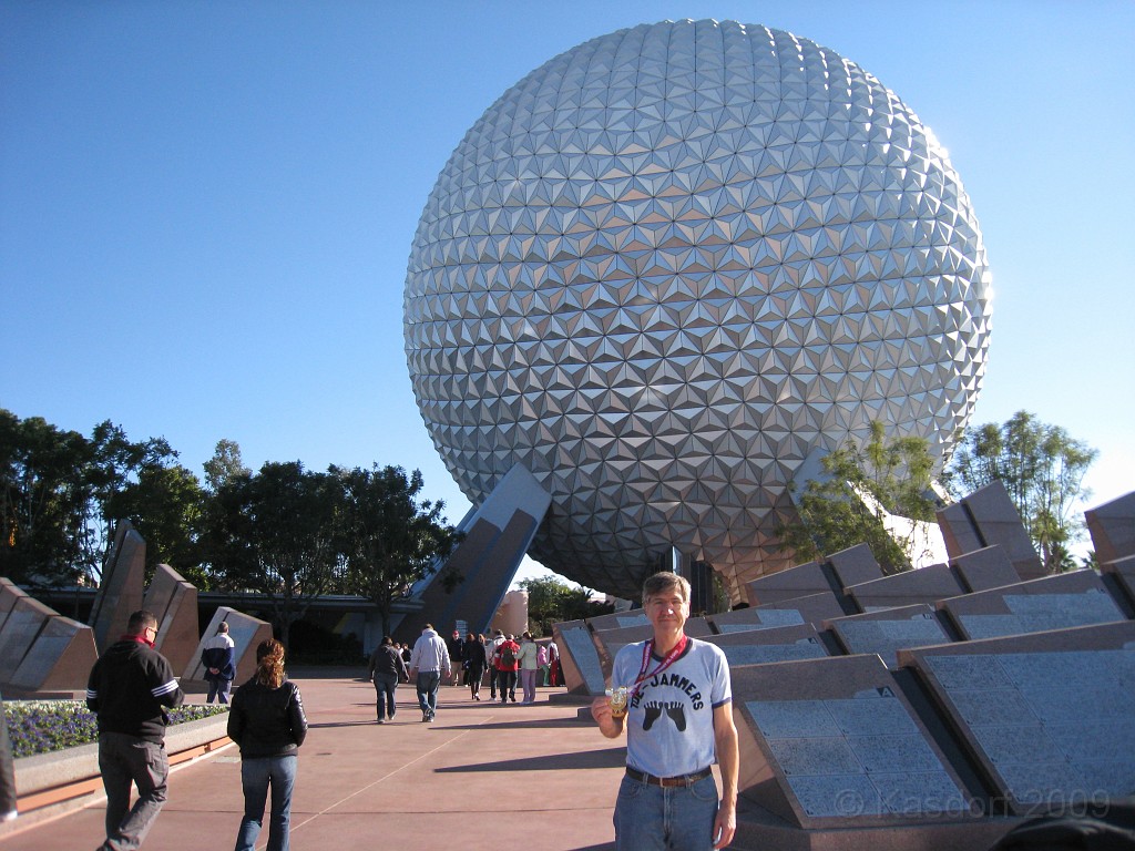Disney 2010 D3 1260.jpg - January 9-11, 2010 Disney World Florida. Monday, up and ready to roll, took shuttle to Epcot. Caught a couple shows and took a lot of pictures. Finally had to call it a day to get to our plane to go home.